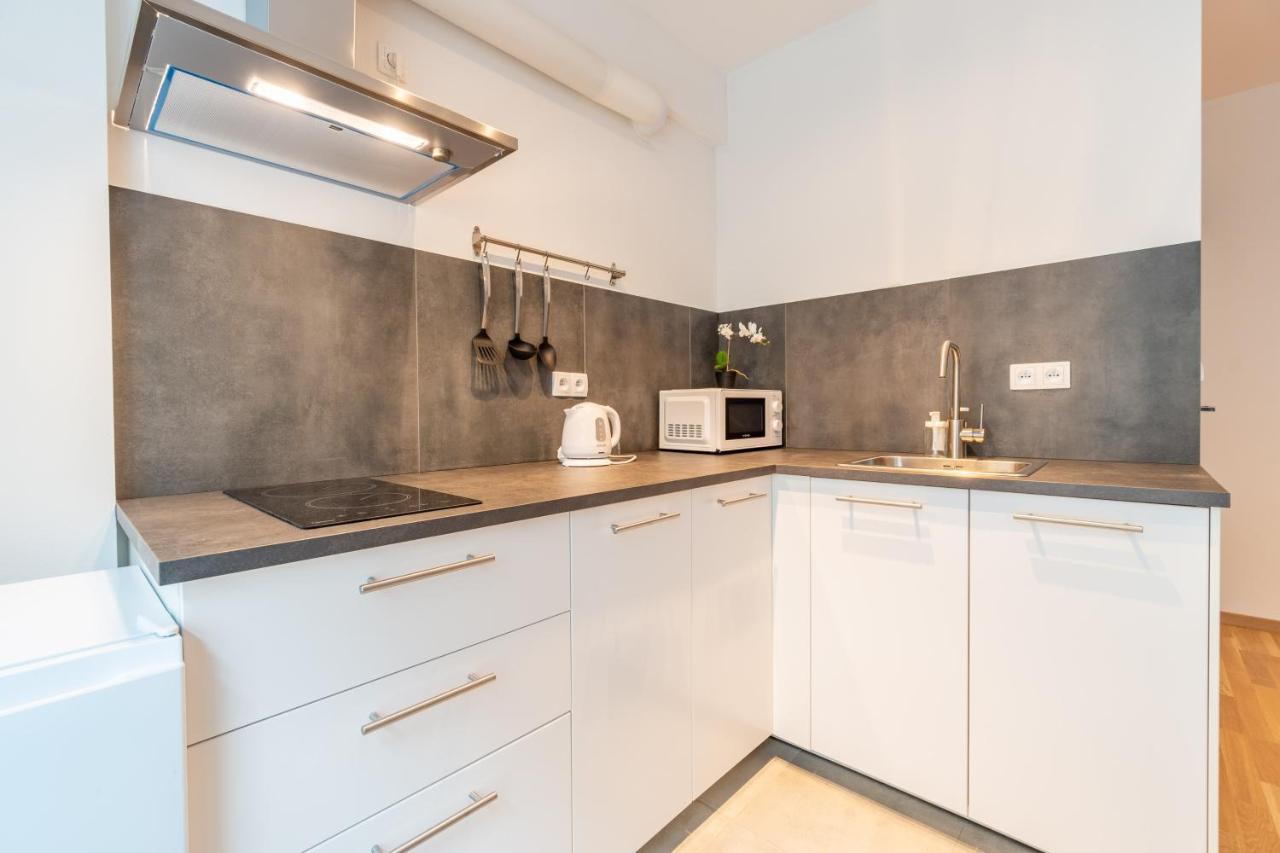 Brand New Two Room Apartment #26 With Free Secure Parking Close To Center Prag Exteriör bild
