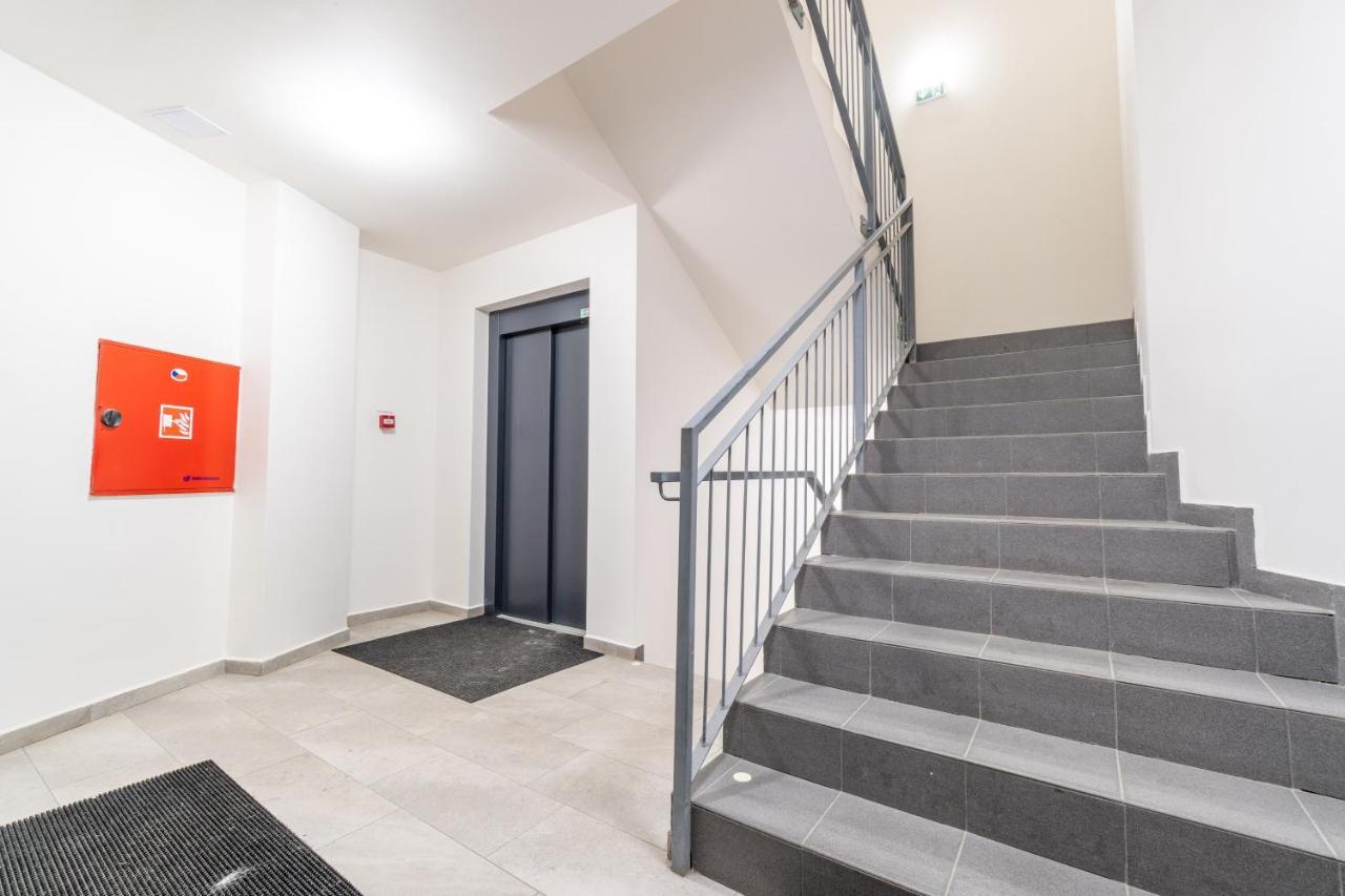 Brand New Two Room Apartment #26 With Free Secure Parking Close To Center Prag Exteriör bild
