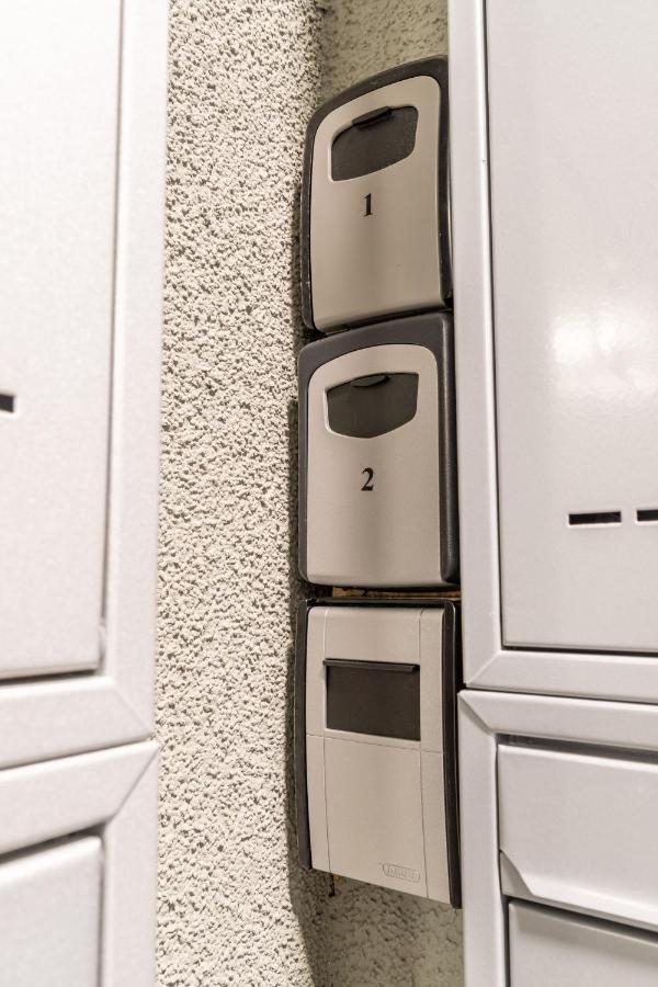 Brand New Two Room Apartment #26 With Free Secure Parking Close To Center Prag Exteriör bild